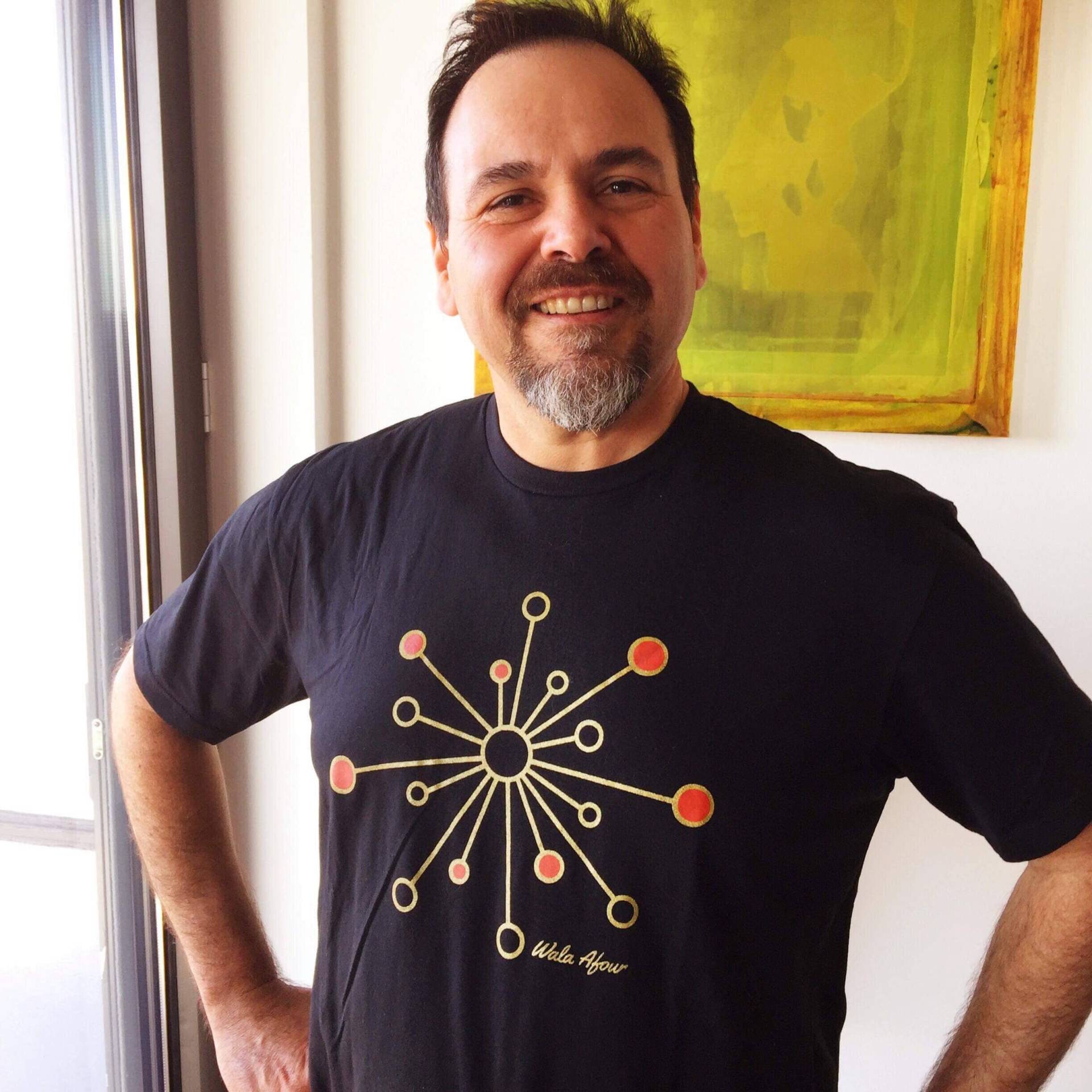 Wala Avier Unisex Gold Und Rot Verbundenes Rundhals-Grafik-T-Shirt | Schwarz Wala Avier Unisex Gold Und Rot Verbundenes Rundhals-Grafik-T-Shirt | Schwarz von WalaAfour