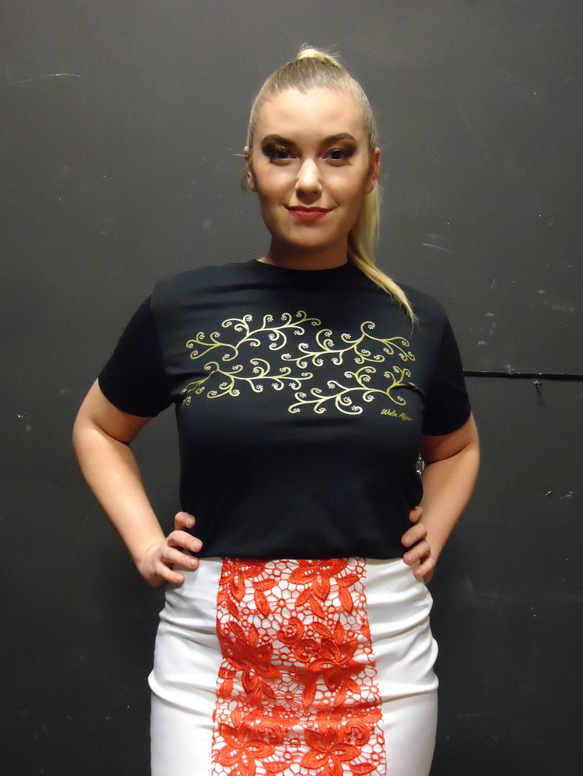 Wala Avier Unisex Gold Und Weiß Vines Rundhalsausschnitt Grafik-T-Shirt | Schwarz Wala Avier Unisex Gold Und Weiß Vines Rundhalsausschnitt Grafik-T-Shirt | Schwarz von WalaAfour