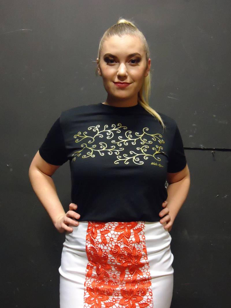 Wala Avier Unisex Gold Und Weiß Vines Rundhalsausschnitt Grafik-T-Shirt | Schwarz von WalaAfour