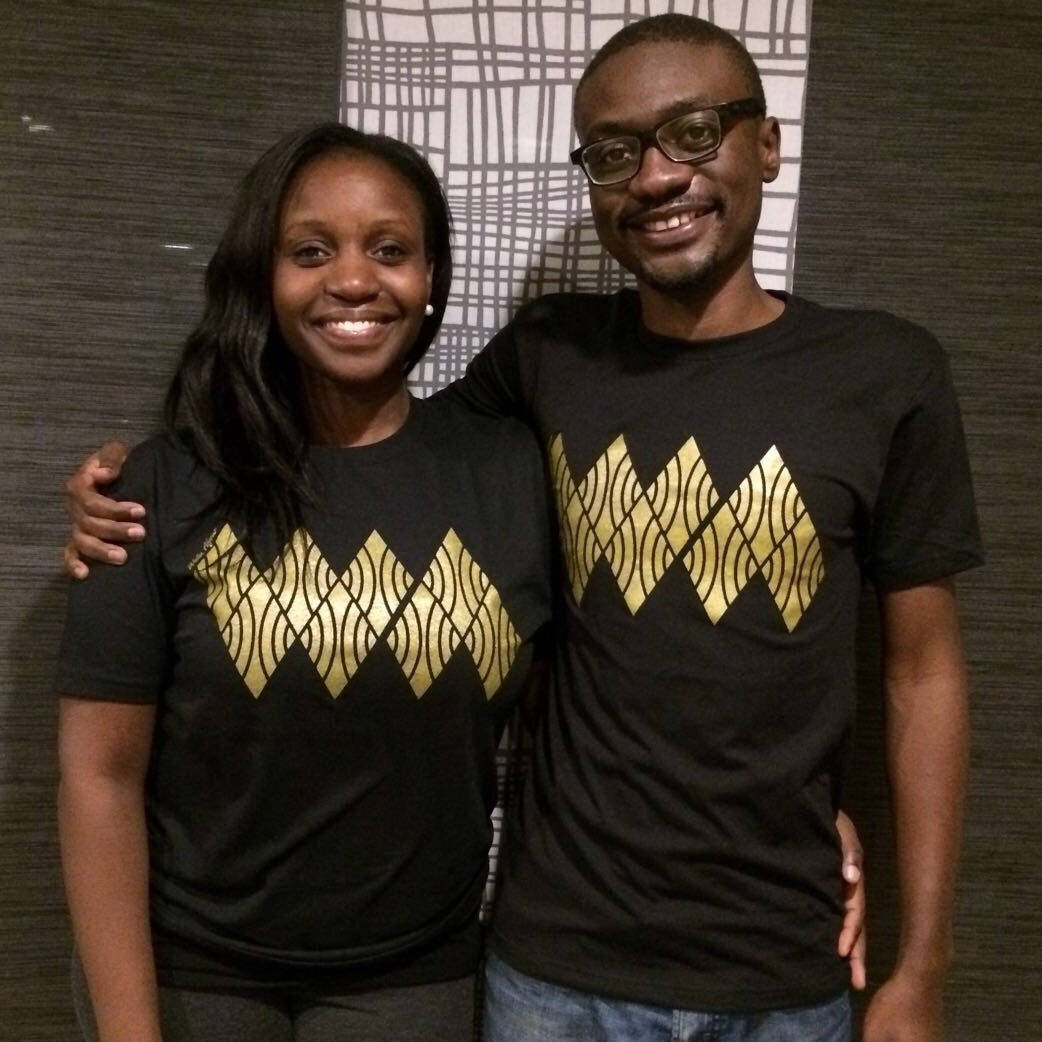 Wala Avier Unisex Metallic Gold Wa-Design Rundhals-Grafik-T-Shirt | Schwarz Wala Avier Unisex Metallic Gold Wa-Design Rundhals-Grafik-T-Shirt | Schwarz von WalaAfour