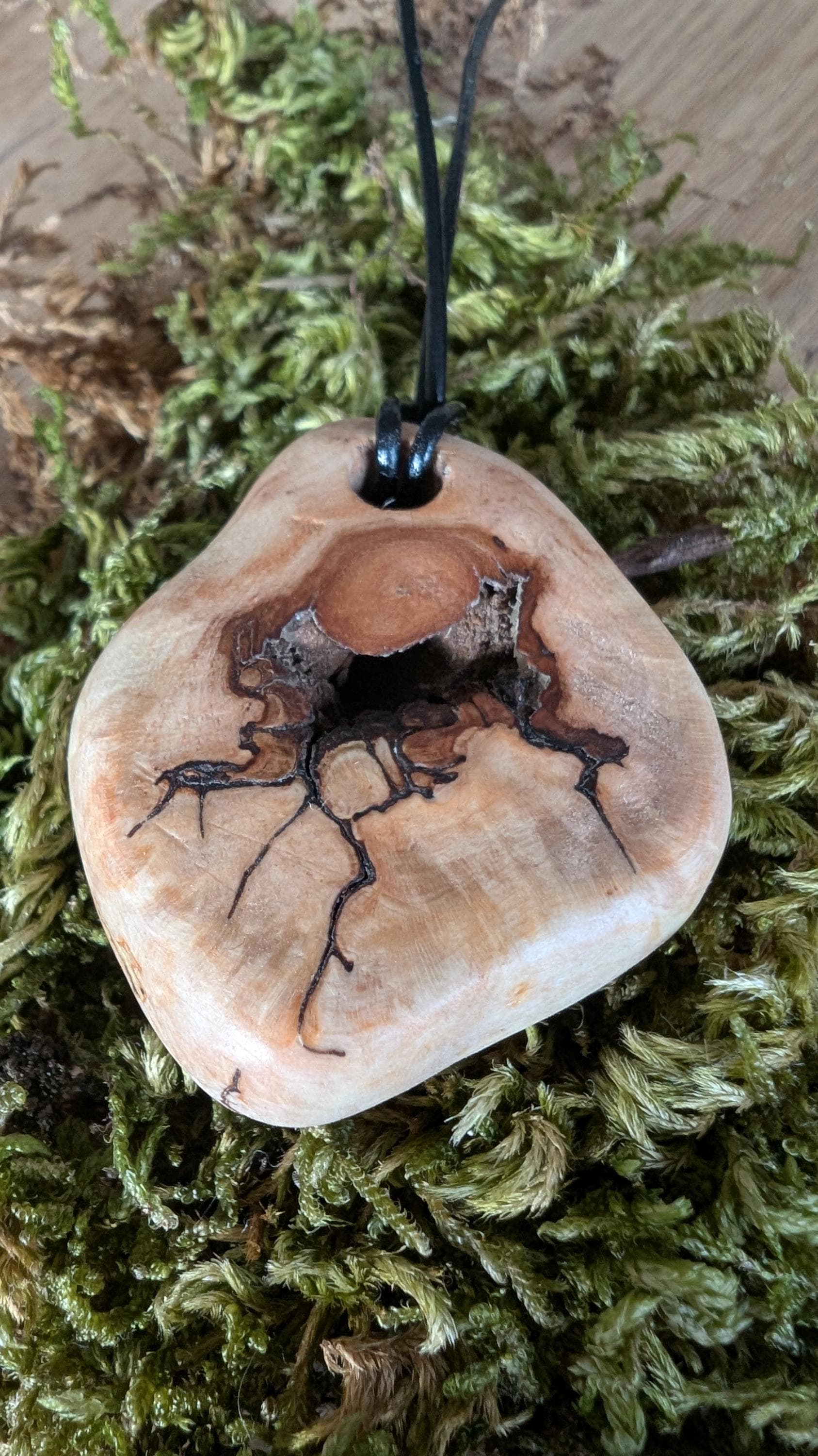 Handgeschnitzes Unikat Aus Einer Seltenen Apfelbaumperle - Mit Verstellbarem Lederband von Waldfraeulein