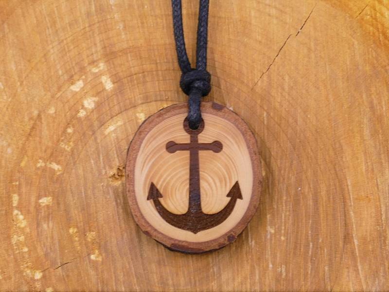 Astscheiben Halskette "Anker" Aus Zedernholz Mit Rinde | Holz Und Baumwolle Vegan Natürlich Waldherz Astscheiben Halskette "Anker" Aus Zedernholz Mit Rinde | Holz Und Baumwolle Vegan Natürlich Waldherz von WaldherzZollernalb
