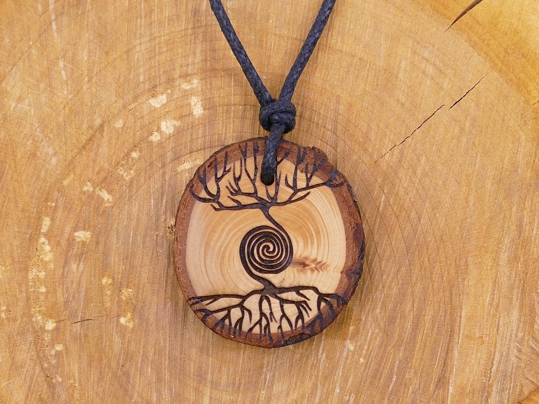 Astscheiben Halskette "Baumspirale" Aus Zedernholz Mit Rinde | Lebensbaum Baum Spirale Holz U. Baumwolle Vegan Natürlich Waldherz Astscheiben Halskette "Baumspirale" Aus Zedernholz Mit Rinde | Lebensbaum Baum Spirale Holz U. Baumwolle Vegan Natürlich Waldherz von WaldherzZollernalb