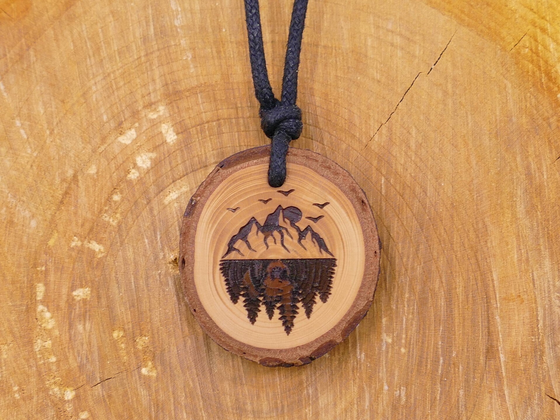 Astscheiben Halskette "Berge & Wald" Aus Zedernholz Mit Rinde | Holz Und Baumwolle Vegan Natürlich Waldherz Astscheiben Halskette "Berge & Wald" Aus Zedernholz Mit Rinde | Holz Und Baumwolle Vegan Natürlich Waldherz von WaldherzZollernalb