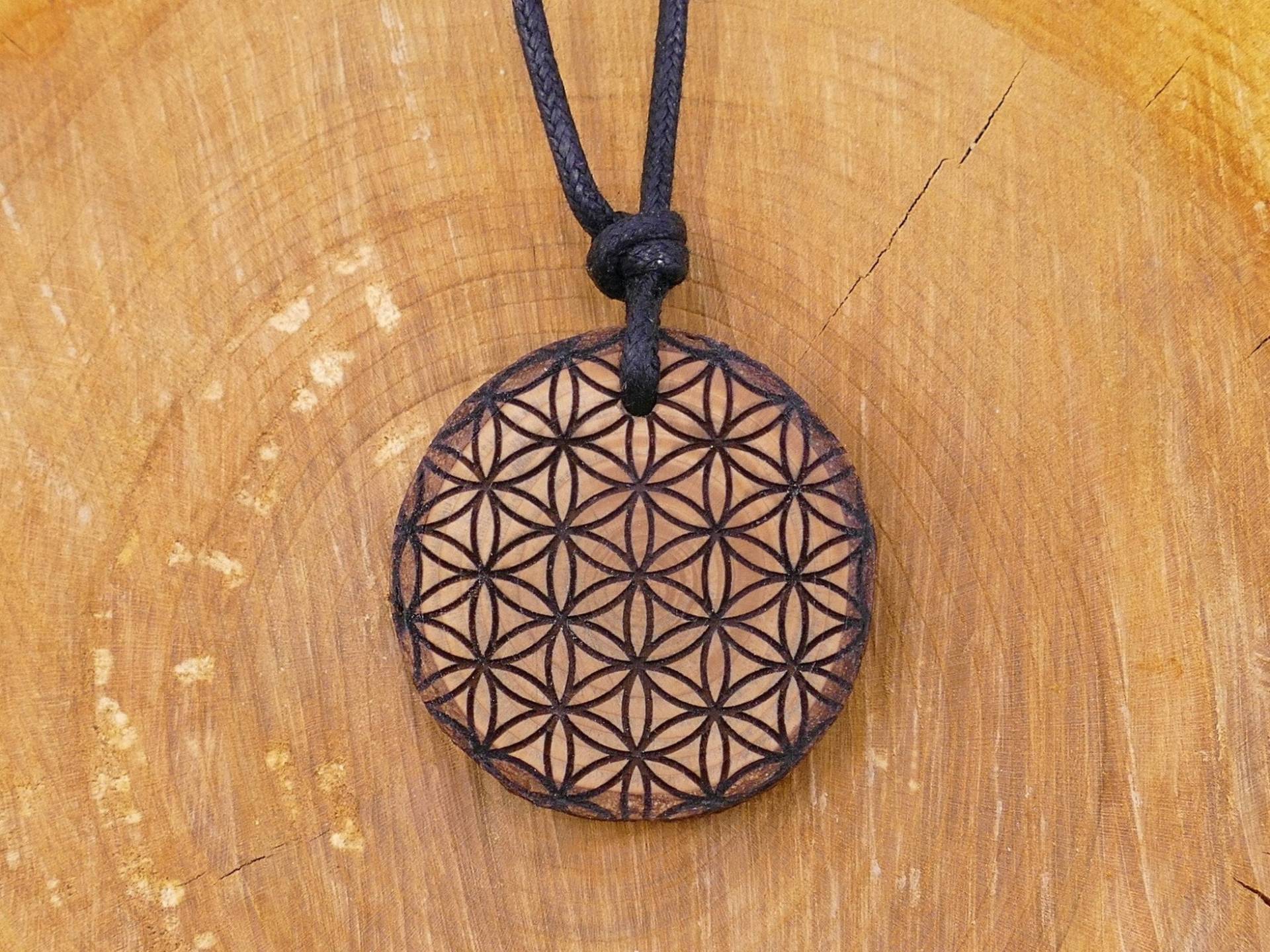Astscheiben Halskette "Blume Des Lebens" Zedernholz | Lebensblume Holz Und Baumwolle Vegan Natürlich Waldherz Astscheiben Halskette "Blume Des Lebens" Zedernholz | Lebensblume Holz Und Baumwolle Vegan Natürlich Waldherz von WaldherzZollernalb