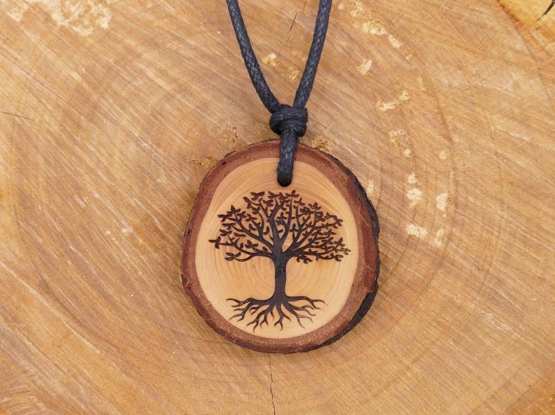 Astscheiben Halskette "Lebensbaum" Aus Zedernholz Mit Rinde | Baum Holz Und Baumwolle Vegan Natürlich Waldherz Astscheiben Halskette "Lebensbaum" Aus Zedernholz Mit Rinde | Baum Holz Und Baumwolle Vegan Natürlich Waldherz von WaldherzZollernalb
