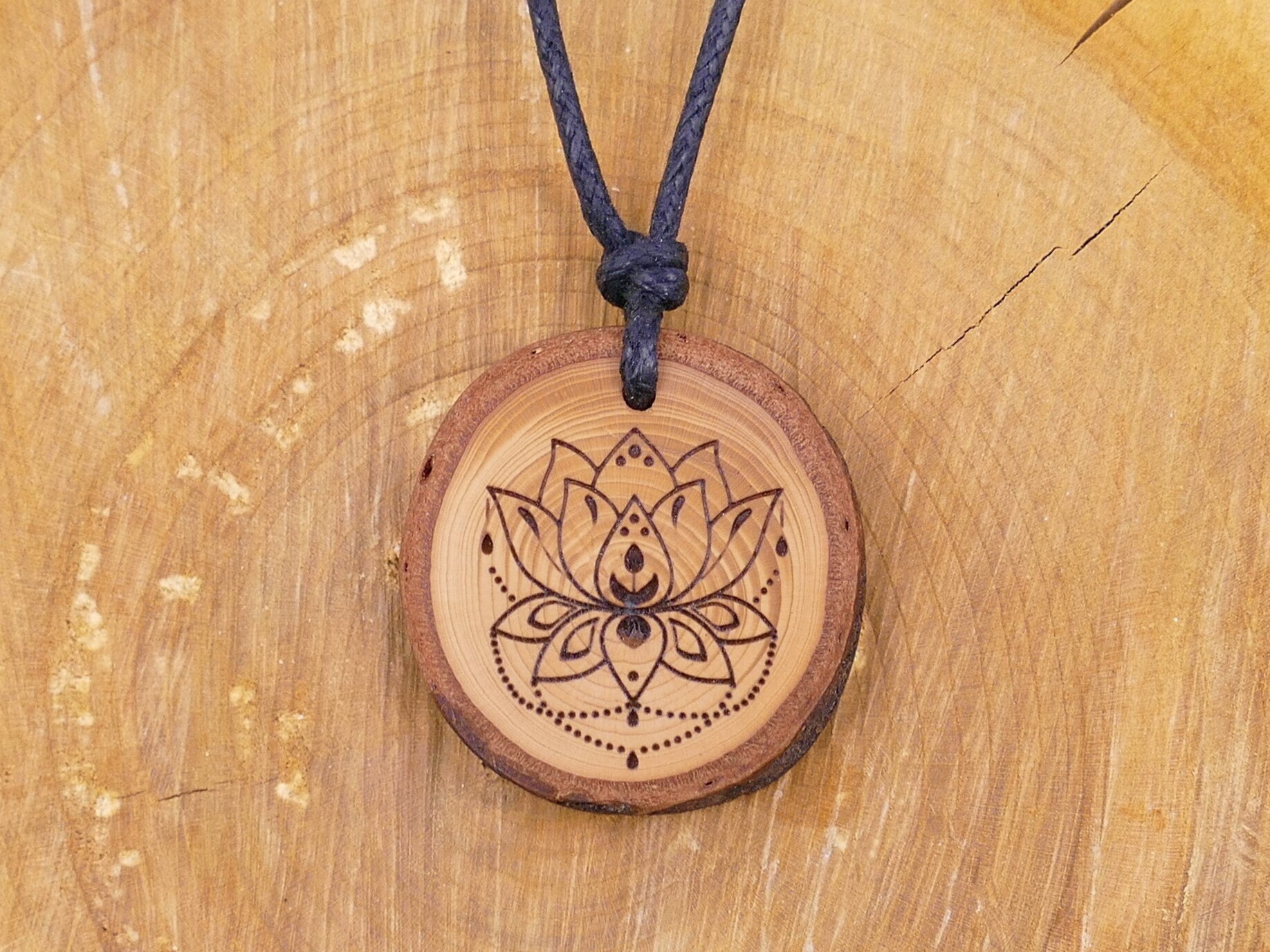 Astscheiben Halskette "Lotusblume" Aus Zedernholz Mit Rinde | Lotusblüte Mandala Holz Und Baumwolle Vegan Natürlich Waldherz Astscheiben Halskette "Lotusblume" Aus Zedernholz Mit Rinde | Lotusblüte Mandala Holz Und Baumwolle Vegan Natürlich Waldherz von WaldherzZollernalb