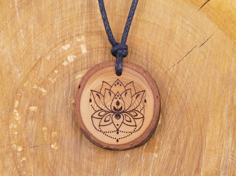 Astscheiben Halskette "Lotusblume" Aus Zedernholz Mit Rinde | Lotusblüte Mandala Holz Und Baumwolle Vegan Natürlich Waldherz Astscheiben Halskette "Lotusblume" Aus Zedernholz Mit Rinde | Lotusblüte Mandala Holz Und Baumwolle Vegan Natürlich Waldherz von WaldherzZollernalb