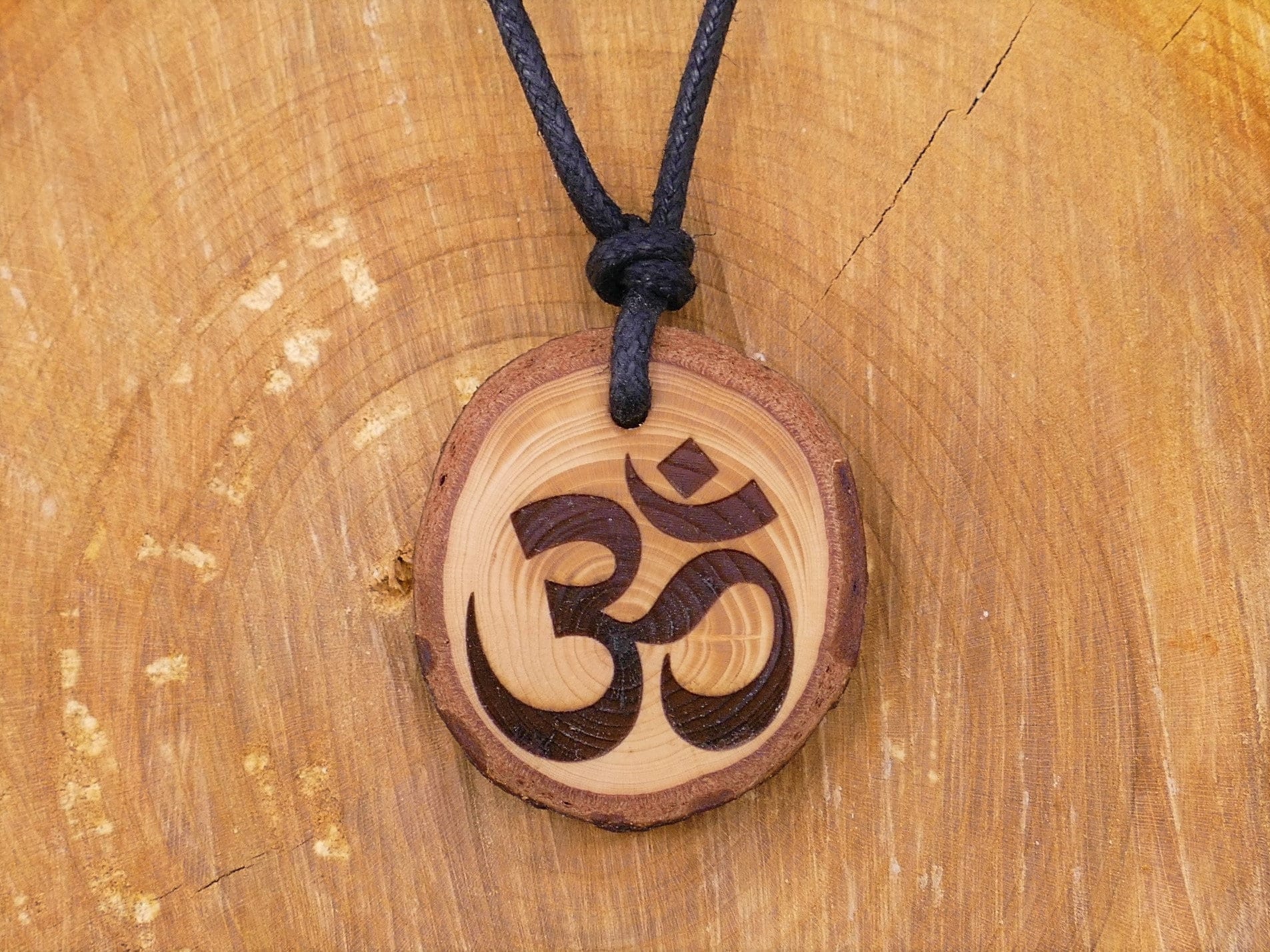 Astscheiben Halskette "Om" Aus Zedernholz Mit Rinde | Yoga Schmuck Holz Und Baumwolle Vegan Natürlich Waldherz Astscheiben Halskette "Om" Aus Zedernholz Mit Rinde | Yoga Schmuck Holz Und Baumwolle Vegan Natürlich Waldherz von WaldherzZollernalb