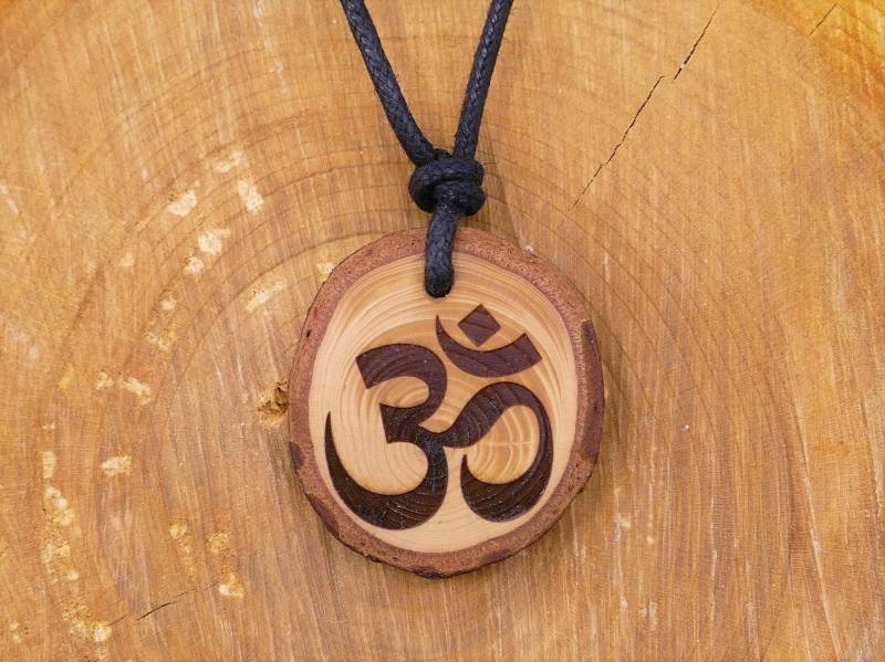 Astscheiben Halskette "Om" Aus Zedernholz Mit Rinde | Yoga Schmuck Holz Und Baumwolle Vegan Natürlich Waldherz Astscheiben Halskette "Om" Aus Zedernholz Mit Rinde | Yoga Schmuck Holz Und Baumwolle Vegan Natürlich Waldherz von WaldherzZollernalb