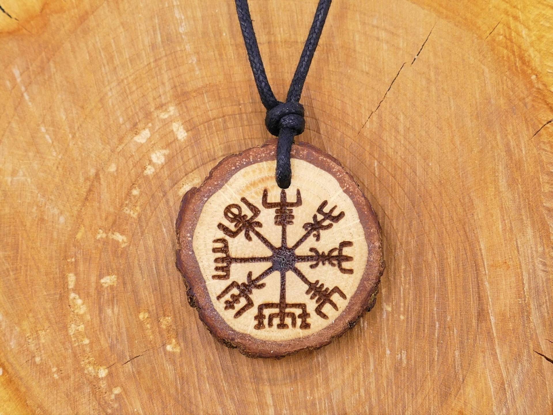 Astscheiben Halskette "Vegvisir" Aus Eichenholz Mit Rinde | Wikinger Kompass Runen Holz Und Baumwolle Vegan Natürlich Waldherz Astscheiben Halskette "Vegvisir" Aus Eichenholz Mit Rinde | Wikinger Kompass Runen Holz Und Baumwolle Vegan Natürlich Waldherz von WaldherzZollernalb