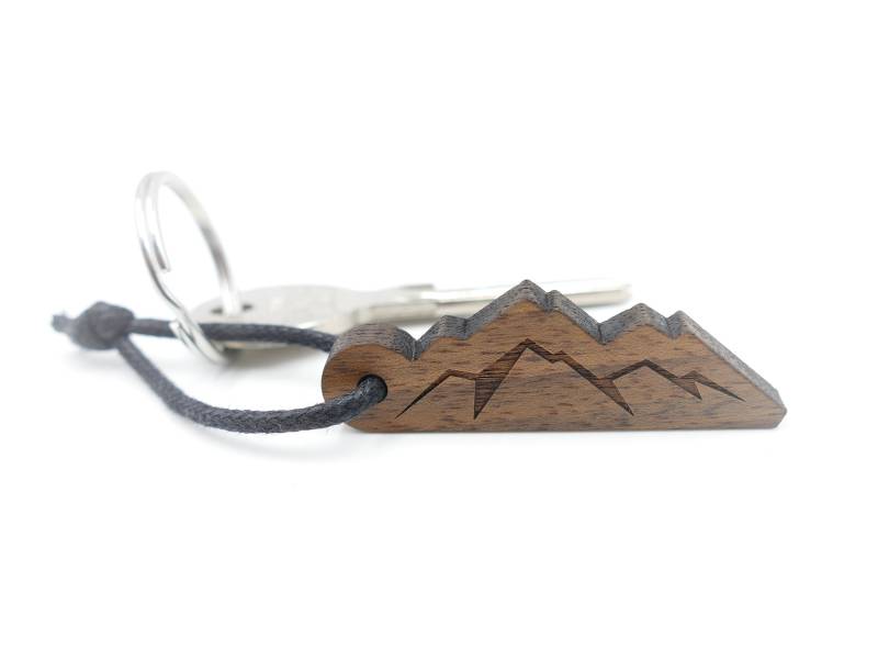 Schlüsselanhänger "Berge" Aus Holz | Personalisierbar Walnussholz/Baumwolle Vegan Und Natürlich Schlüsselanhänger "Berge" Aus Holz | Personalisierbar Walnussholz/Baumwolle Vegan Und Natürlich von WaldherzZollernalb