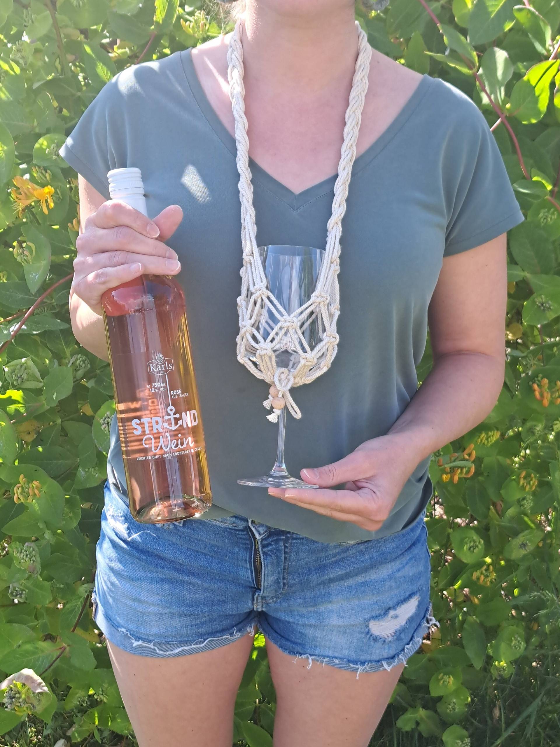 Wine | Makramee Weinglashalter Geschenk Weinliebhaber Weinwanderung Weinfest Weinmeile Jga-Outfit Bierglashalter von WaldundWiesenStudio