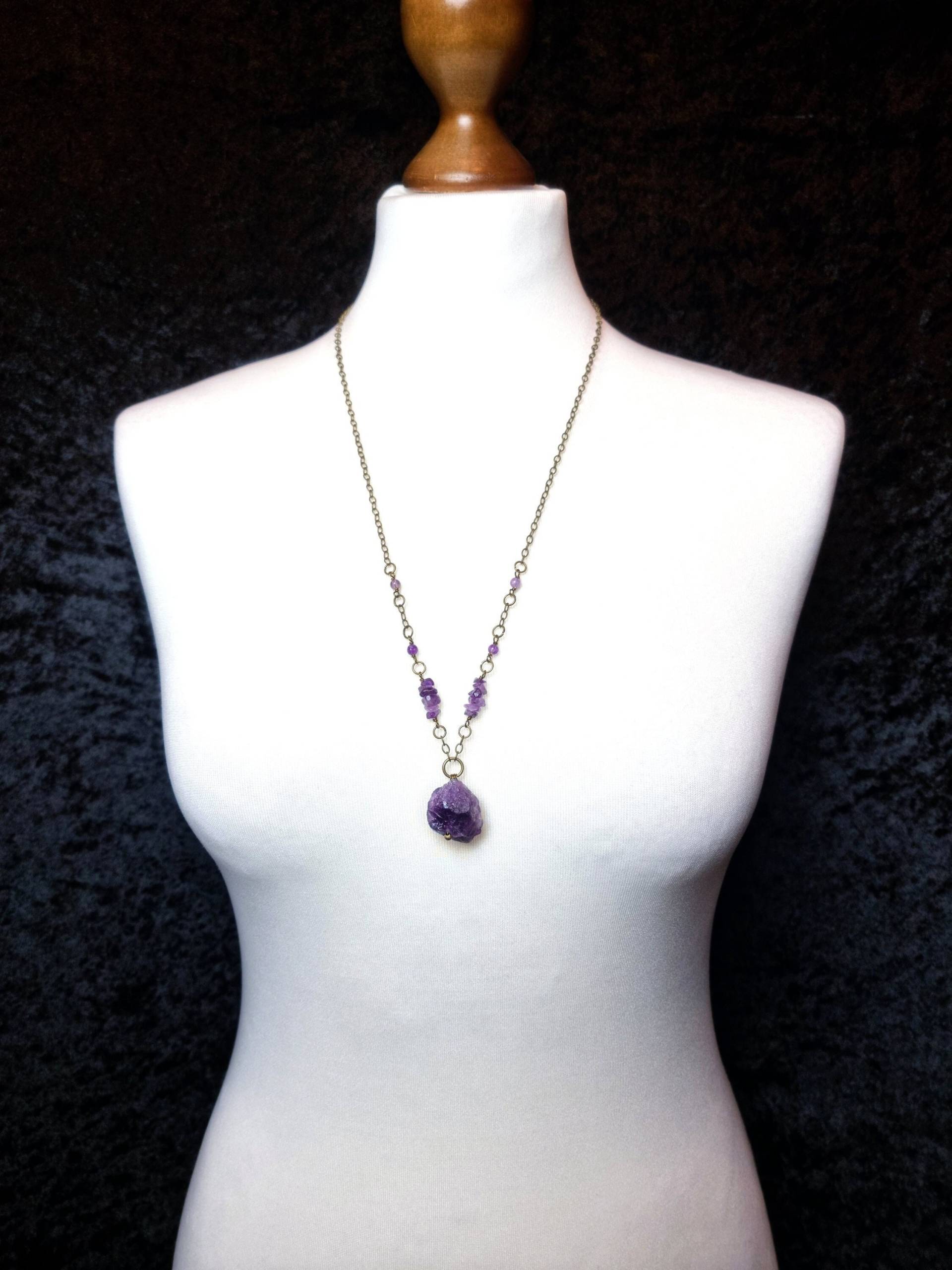 Halskette "Nachtschattenhexe" Amethyst Roh Lang Bronze Halskette "Nachtschattenhexe" Amethyst Roh Lang Bronze von WaldundWiesenzauber