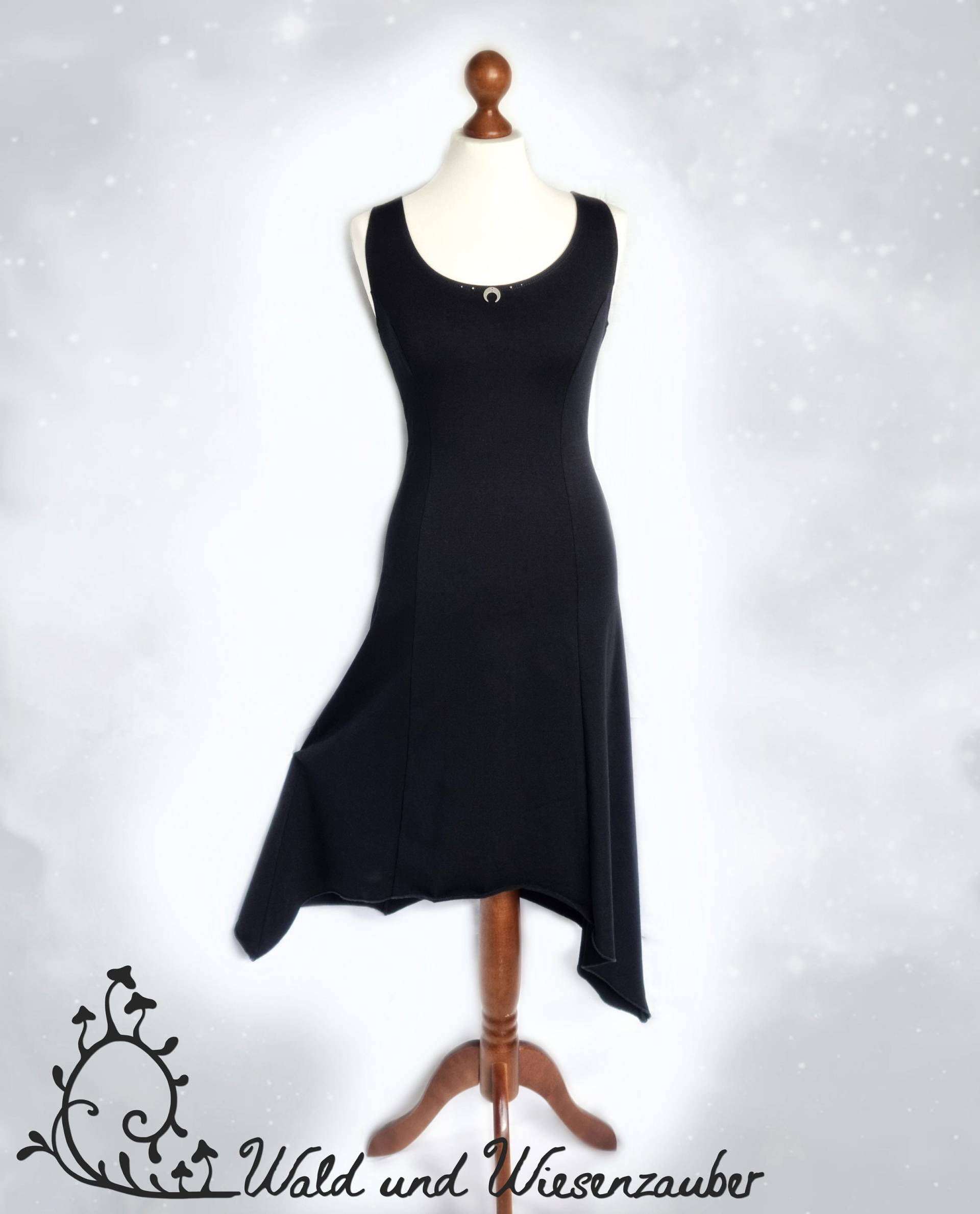 Kleid "Irideshexe" Aus Schwarzem Baumwolljersey Mit Mondsichel Am Ausschnitt Asymmetrisch Kleid "Irideshexe" Aus Schwarzem Baumwolljersey Mit Mondsichel Am Ausschnitt Asymmetrisch von WaldundWiesenzauber