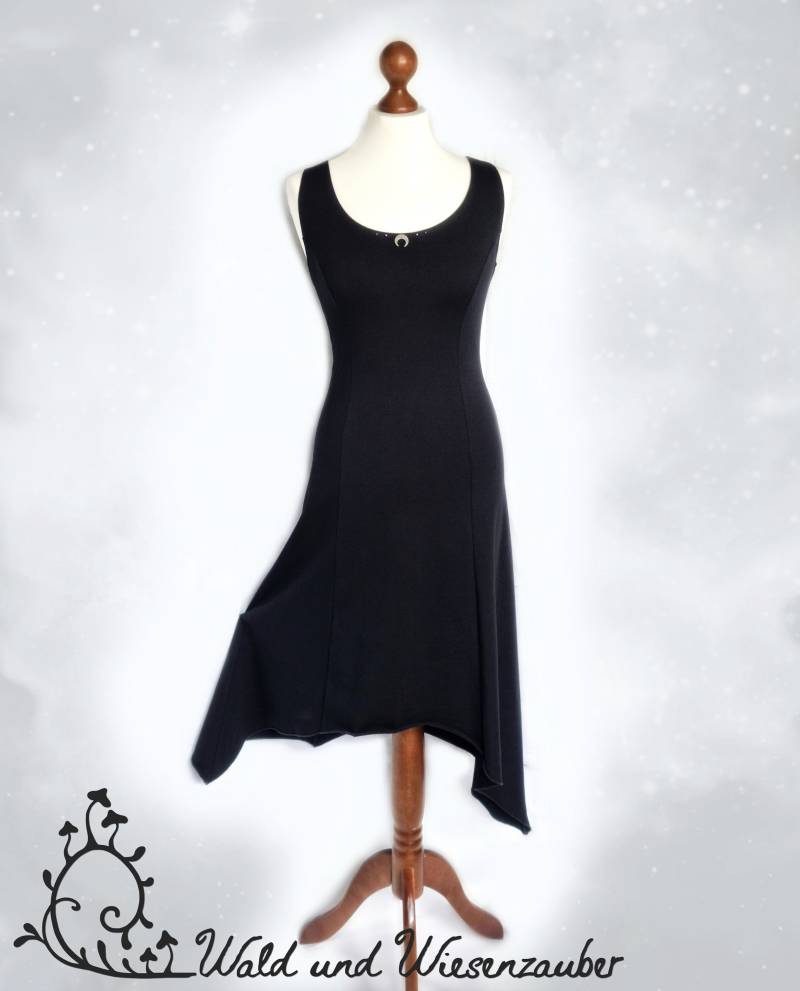 Kleid "Irideshexe" Aus Schwarzem Baumwolljersey Mit Mondsichel Am Ausschnitt Asymmetrisch Kleid "Irideshexe" Aus Schwarzem Baumwolljersey Mit Mondsichel Am Ausschnitt Asymmetrisch von WaldundWiesenzauber