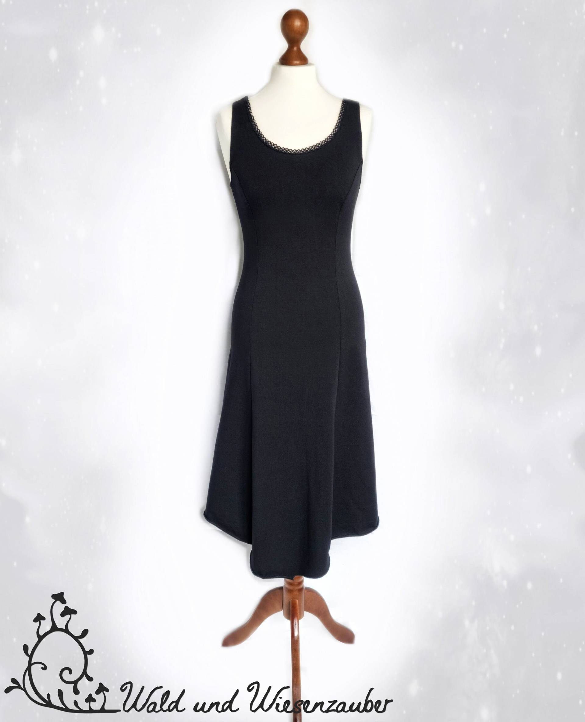 Kleid "Irideshexe" Aus Schwarzem Baumwolljersey Mit Spitze Asymmetrisch Kleid "Irideshexe" Aus Schwarzem Baumwolljersey Mit Spitze Asymmetrisch von WaldundWiesenzauber