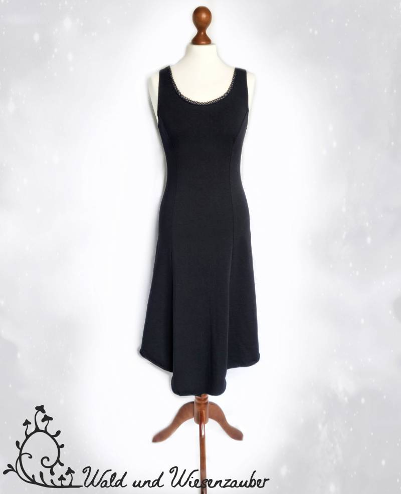 Kleid "Irideshexe" Aus Schwarzem Baumwolljersey Mit Spitze Asymmetrisch Kleid "Irideshexe" Aus Schwarzem Baumwolljersey Mit Spitze Asymmetrisch von WaldundWiesenzauber