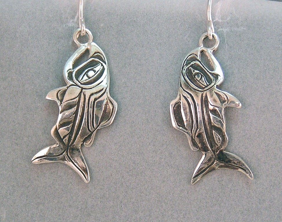 sterling Silber Lachs Ohrringe, Wachsausschmelz, Design 614 Ist 1 Zoll Lang Und 1/2 Breit. Kommt An Ohrring Haken sterling Silber Lachs Ohrringe, Wachsausschmelz, Design 614 Ist 1 Zoll Lang Und 1/2 Breit. Kommt An Ohrring Haken von WalkerGoldsmiths