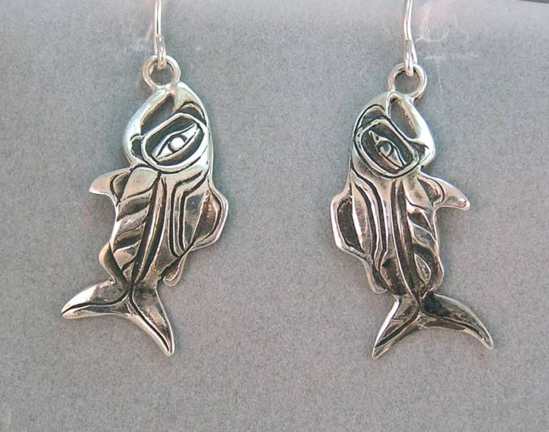 sterling Silber Lachs Ohrringe, Wachsausschmelz, Design 614 Ist 1 Zoll Lang Und 1/2 Breit. Kommt An Ohrring Haken sterling Silber Lachs Ohrringe, Wachsausschmelz, Design 614 Ist 1 Zoll Lang Und 1/2 Breit. Kommt An Ohrring Haken von WalkerGoldsmiths