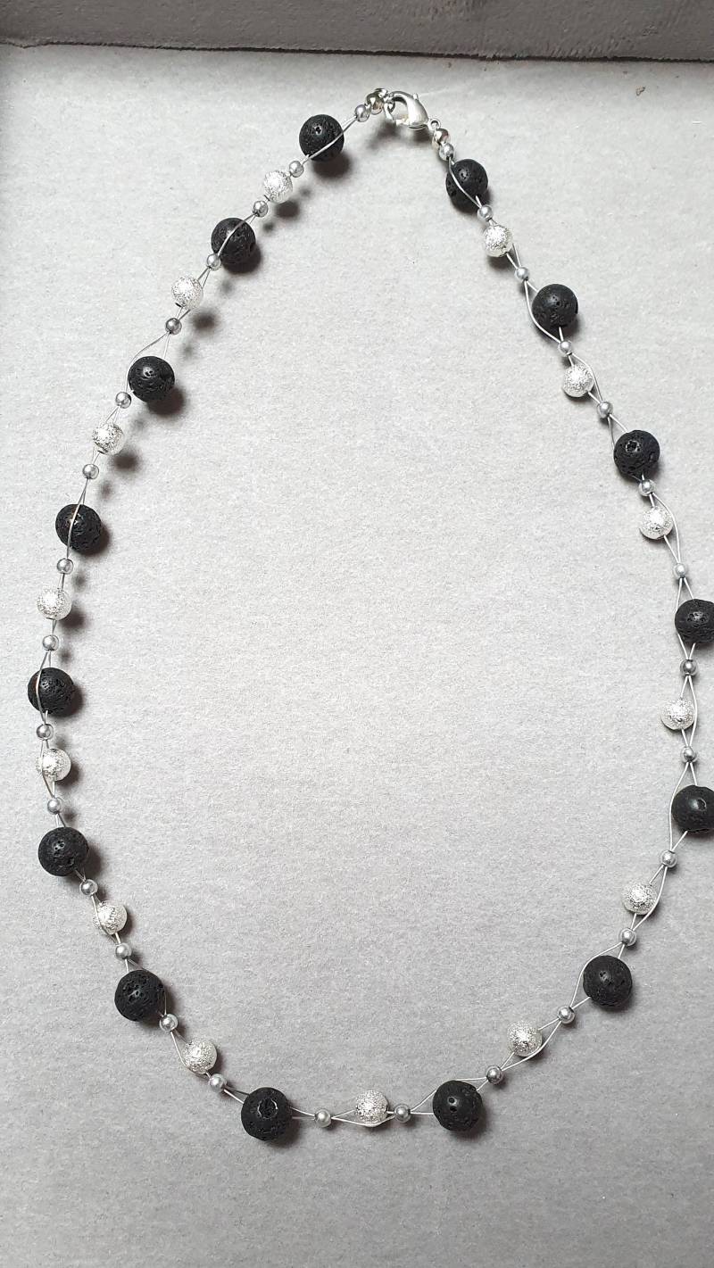 Perlenkette Silberne, Schwarze Perlen, Geschenk, Glasperlenkette Mit Schwarzen Lavaperlen, Silberkette Perlen Silber, Perlenschmuck Perlenkette Silberne, Schwarze Perlen, Geschenk, Glasperlenkette Mit Schwarzen Lavaperlen, Silberkette Perlen Silber, Perlenschmuck von WalkersWunderWerke