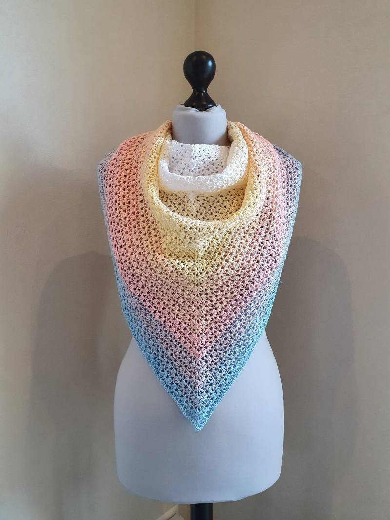 Schal Dreieckstuch Gehäkelt, Schultertuch Regenbogen, Baumwolle von WalkersWunderWerke