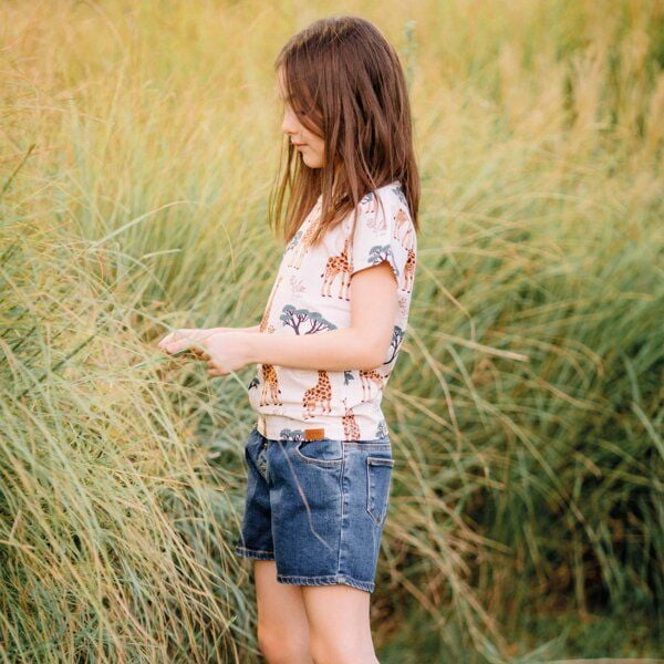 Kinder T-Shirt Bio-Baumwolle beige mit Giraffenprint, GOTS-zertifiziert, besonders weich, sanft, atmungsaktiv und pflegeleicht für aktive Kids von Walkiddy von Walkiddy