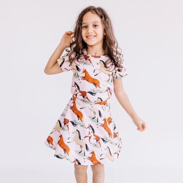 Kinder T-Shirt GOTS-zertifiziert aus Bio-Baumwolle rosa mit Pferde-Motiv – Walkiddy von Walkiddy