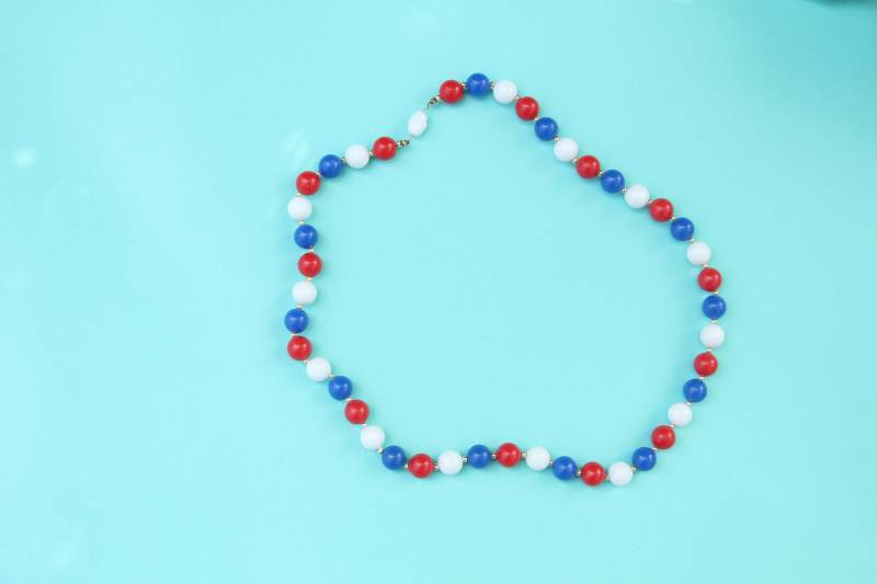 Jahrgang 1960 Halskette Rot, Weiß Und Blau Perlen Celluloid 4. Juli Outfit von WalkinVintage
