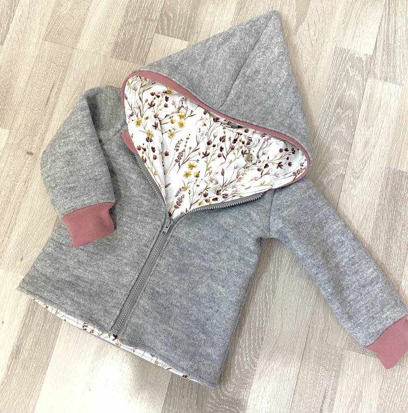 Walkjacke Walk Hellgrau Bündchen in Altrosa Blumen Mit Reißverschluss Und Kapuze Futter Individuell Gestalten von Walkoon