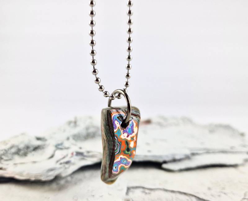 Halskette Mit Anhängern Aus Graffitilackschichten Upcycling Schmuck von WalldiamondsShop