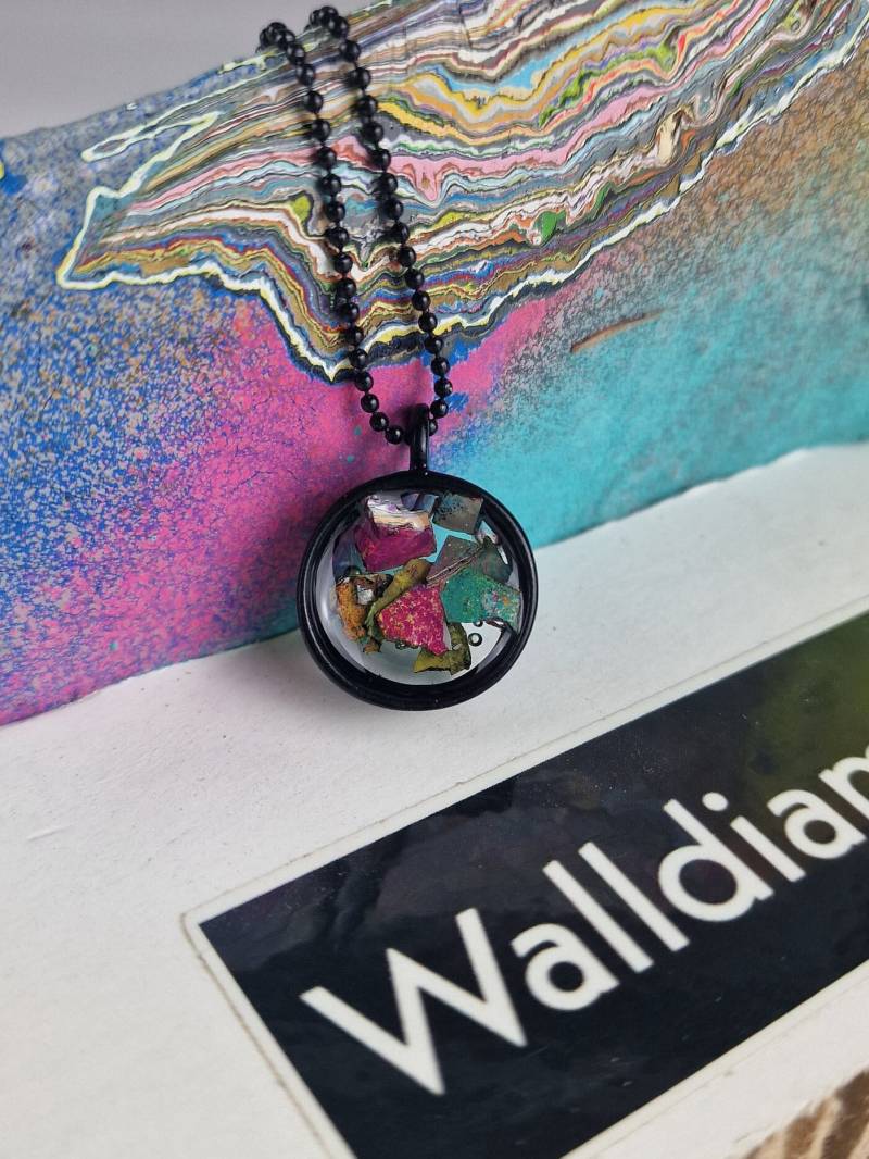 Handgefertigte Halskette Aus Beton Und Graffitilackschichten Upcycling Schmuck Handgefertigte Halskette Aus Beton Und Graffitilackschichten Upcycling Schmuck von WalldiamondsShop