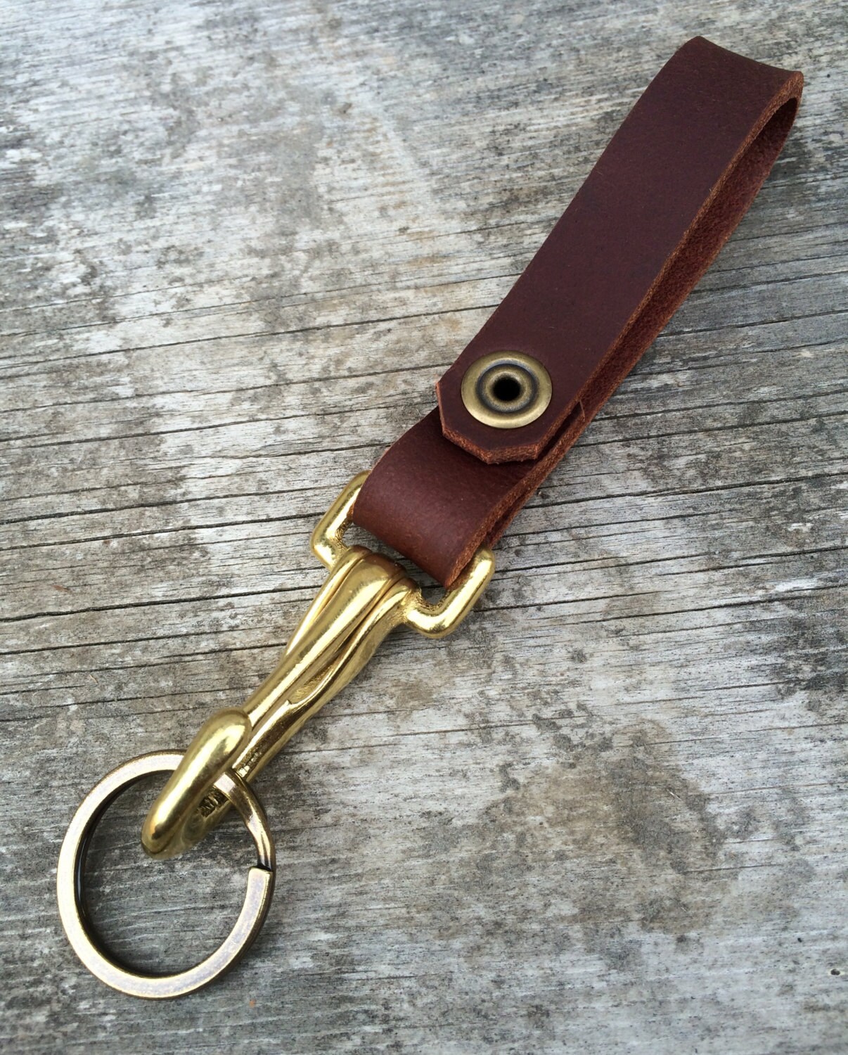 Brauner Leder Schlüsselanhänger Massiv Messing Schlüsselanhänger, Individuelles Monogramm Brauner Leder Schlüsselanhänger Massiv Messing Schlüsselanhänger, Individuelles Monogramm von WallingAndSons