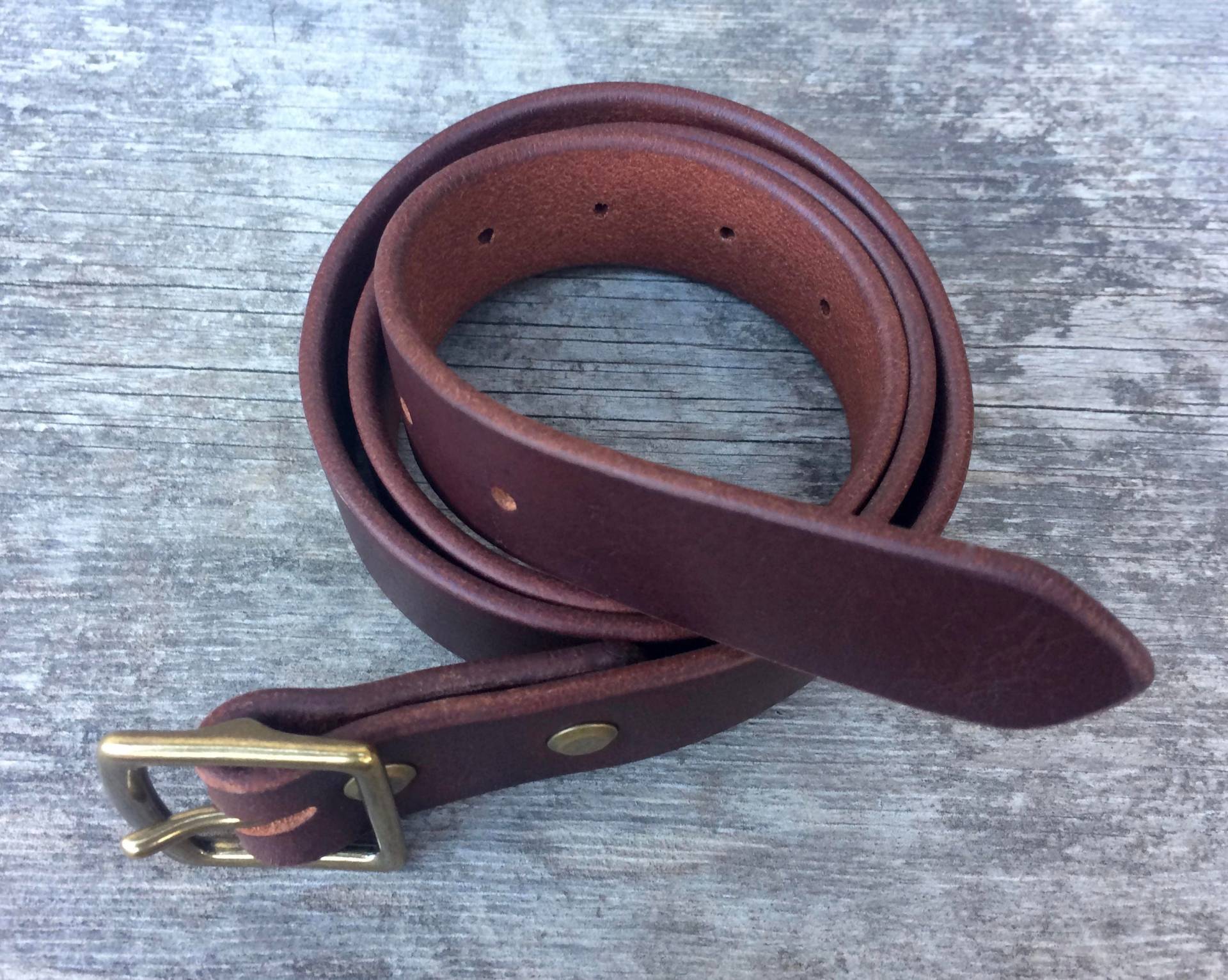 Brauner Ledergürtel 3, 2 cm Breite Messingschnalle Mit Individuellem Monogramm Brauner Ledergürtel 3, 2 cm Breite Messingschnalle Mit Individuellem Monogramm von WallingAndSons