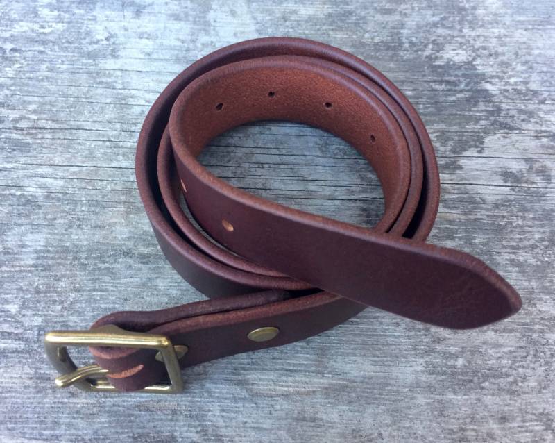 Brauner Ledergürtel 3, 2 cm Breite Messingschnalle Mit Individuellem Monogramm Brauner Ledergürtel 3, 2 cm Breite Messingschnalle Mit Individuellem Monogramm von WallingAndSons
