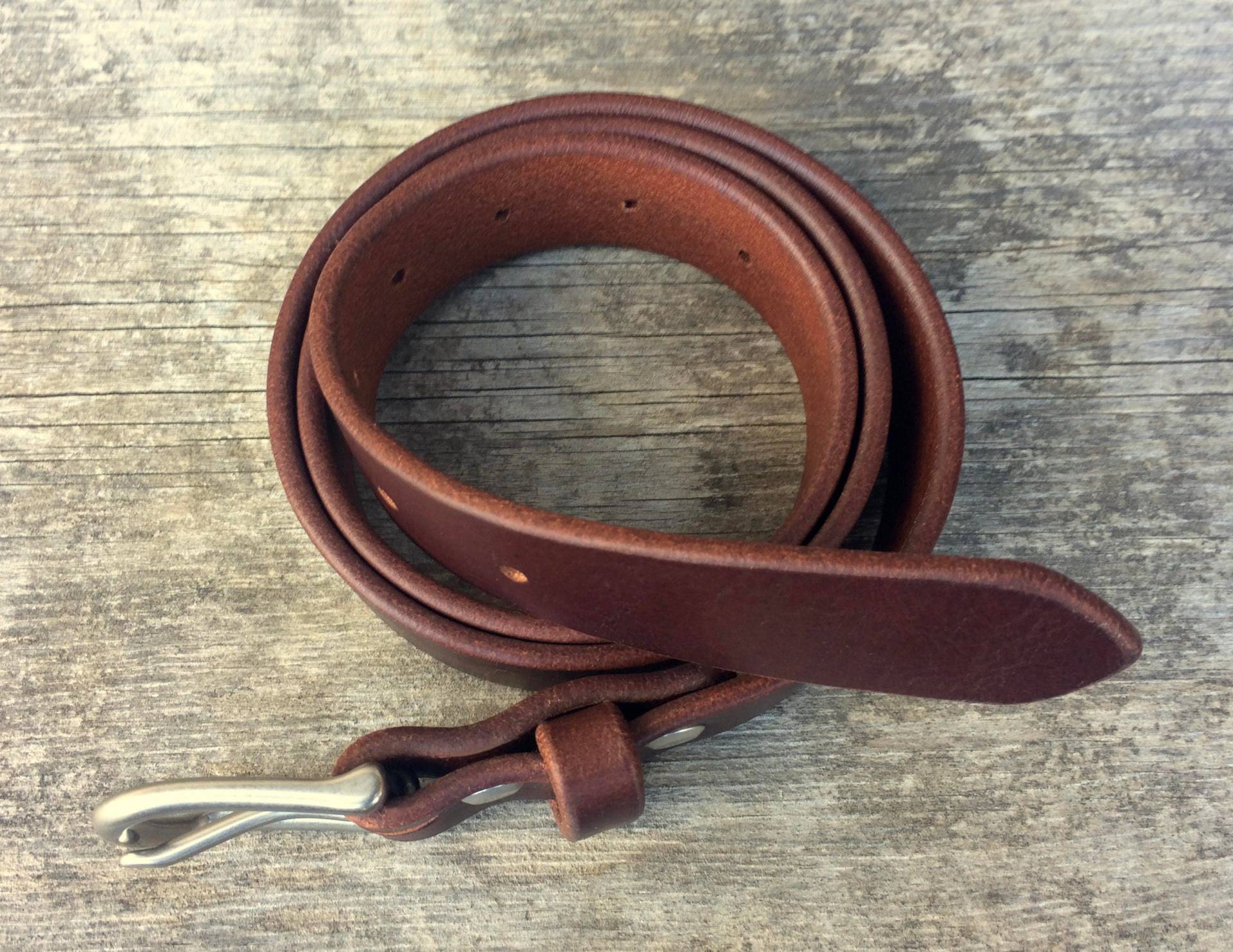 Handgefertigte Braun Leder Gürtel Mit Nickel Schnalle Handgefertigte Braun Leder Gürtel Mit Nickel Schnalle von WallingAndSons