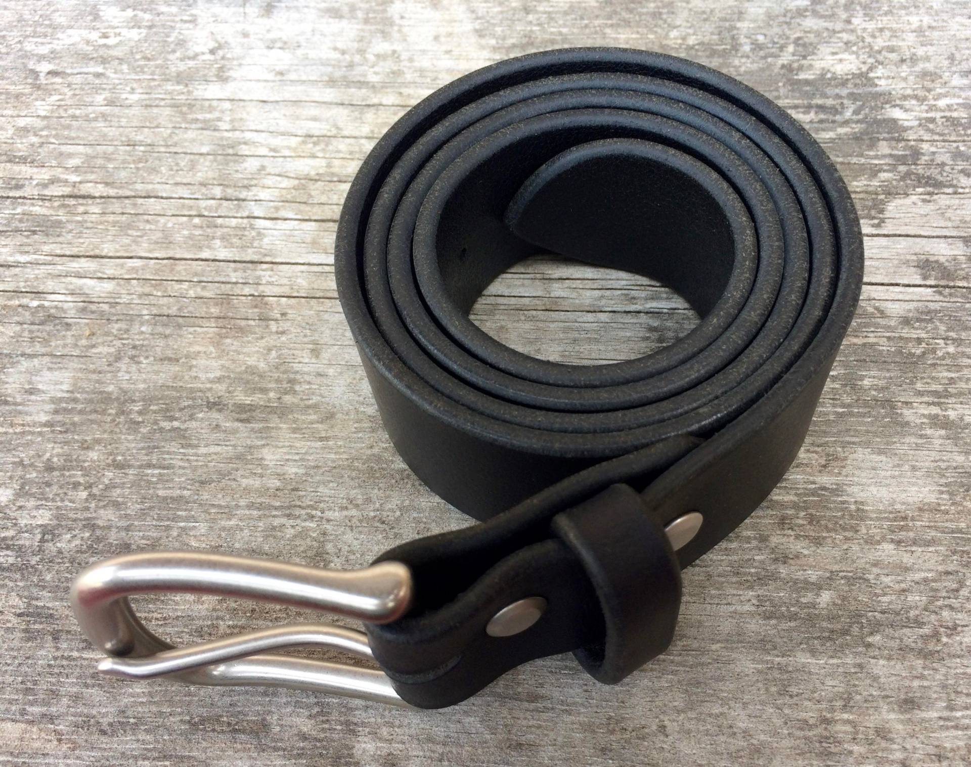 Handgefertigte Schwarz Leder Gürtel Vollnarbig Mit Nickel Schnalle Handgefertigte Schwarz Leder Gürtel Vollnarbig Mit Nickel Schnalle von WallingAndSons