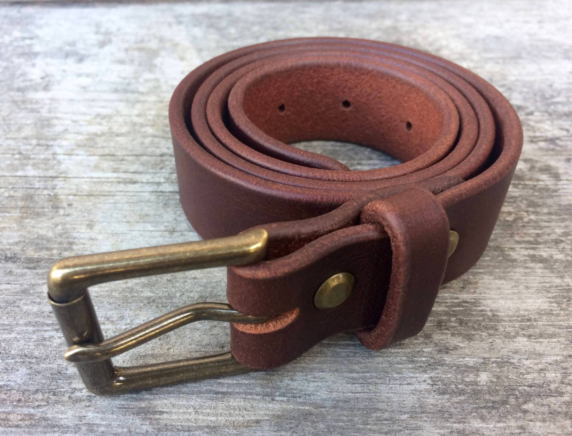 Handgefertigter, Brauner Ledergürtel Massive Messingschnalle, Vollnarbig, Mit Monogramm Handgefertigter, Brauner Ledergürtel Massive Messingschnalle, Vollnarbig, Mit Monogramm von WallingAndSons