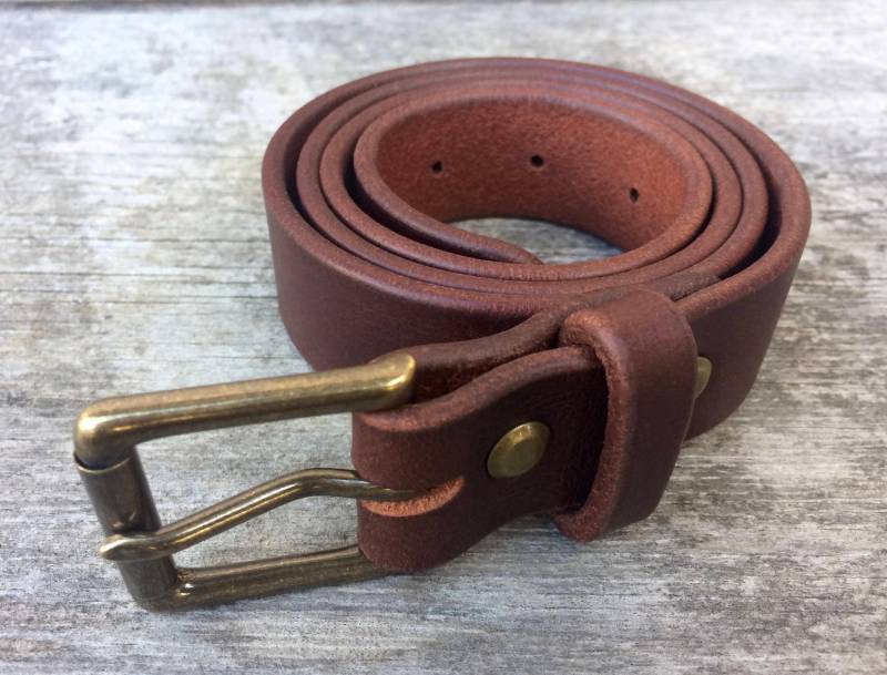 Handgefertigter, Brauner Ledergürtel Massive Messingschnalle, Vollnarbig, Mit Monogramm Handgefertigter, Brauner Ledergürtel Massive Messingschnalle, Vollnarbig, Mit Monogramm von WallingAndSons
