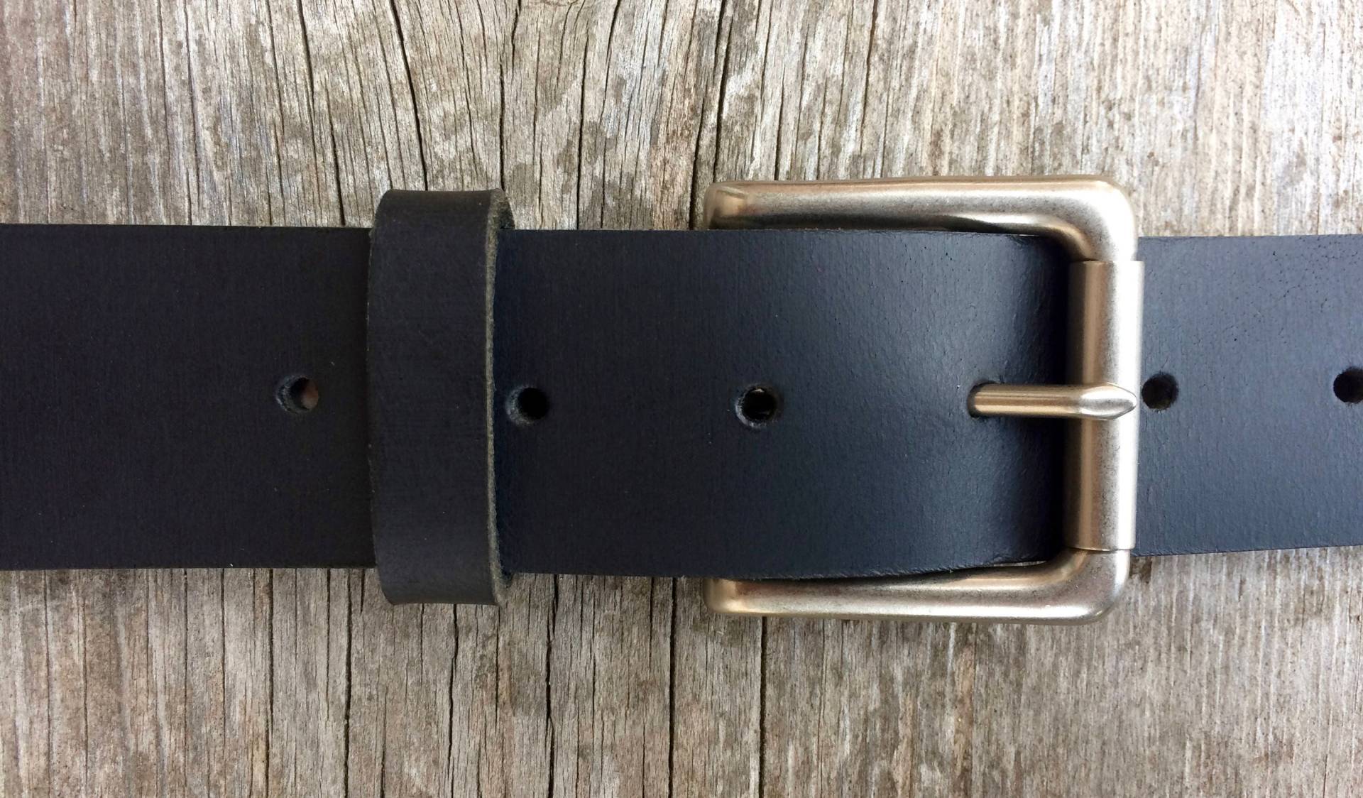 Handgefertigter, Schwarzer Ledergürtel Nickel-Schnalle, Monogramm Handgefertigter, Schwarzer Ledergürtel Nickel-Schnalle, Monogramm von WallingAndSons