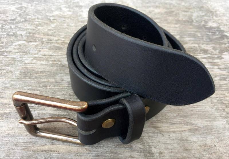 Handgefertigter Schwarzer Ledergürtel Massive Messingschnalle, Monogramm Handgefertigter Schwarzer Ledergürtel Massive Messingschnalle, Monogramm von WallingAndSons