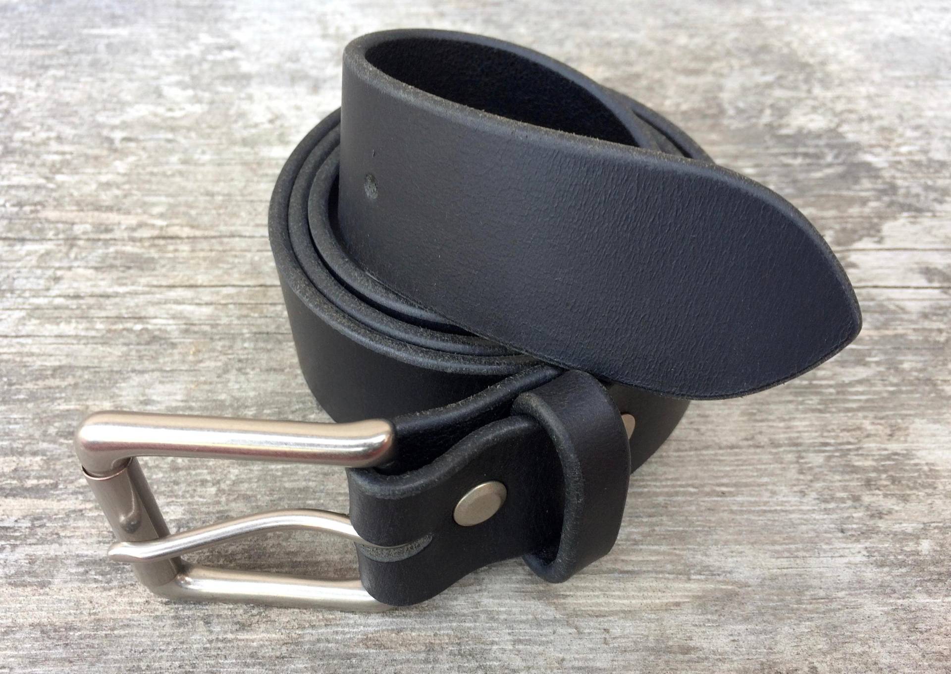 Handgefertigter Schwarzer Ledergürtel Nickel-Schnalle, Persönliches Monogramm Handgefertigter Schwarzer Ledergürtel Nickel-Schnalle, Persönliches Monogramm von WallingAndSons