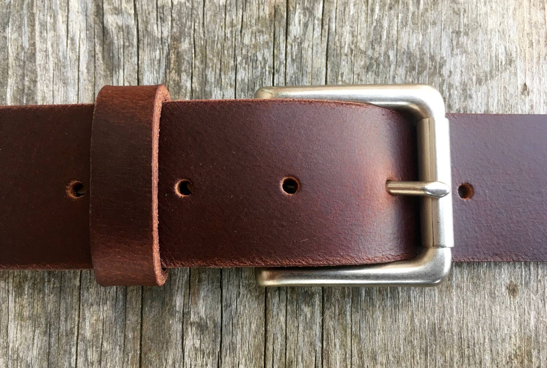 Handgefertigter Vollnarben-Ledergürtel Nickel-Braune Schnalle, Monogramm Handgefertigter Vollnarben-Ledergürtel Nickel-Braune Schnalle, Monogramm von WallingAndSons