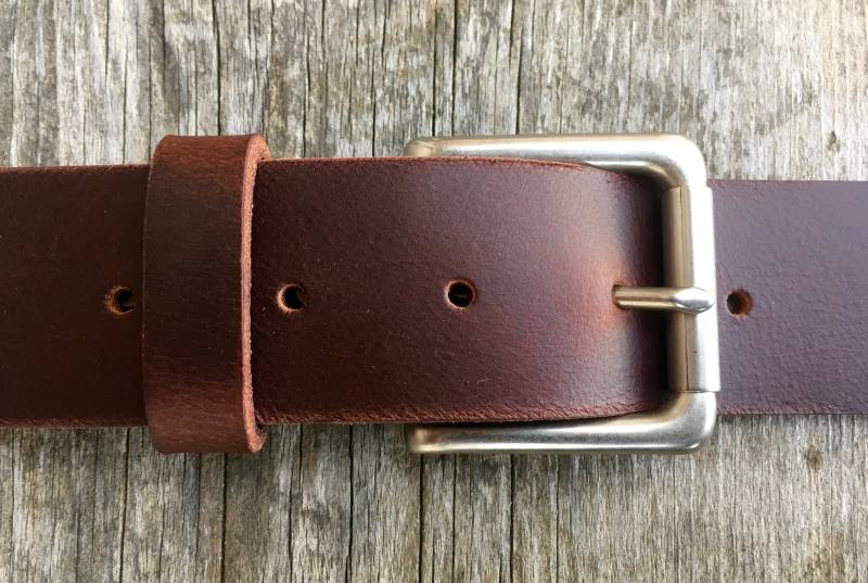 Handgefertigter Vollnarben-Ledergürtel Nickel-Braune Schnalle, Monogramm Handgefertigter Vollnarben-Ledergürtel Nickel-Braune Schnalle, Monogramm von WallingAndSons