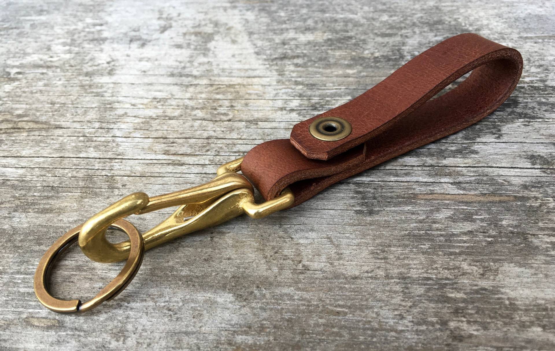 Hellbrauner Leder-Schlüsselanhänger Mit Massivem Messinghaken - Individuelles Monogramm Erhältlich Hellbrauner Leder-Schlüsselanhänger Mit Massivem Messinghaken - Individuelles Monogramm Erhältlich von WallingAndSons