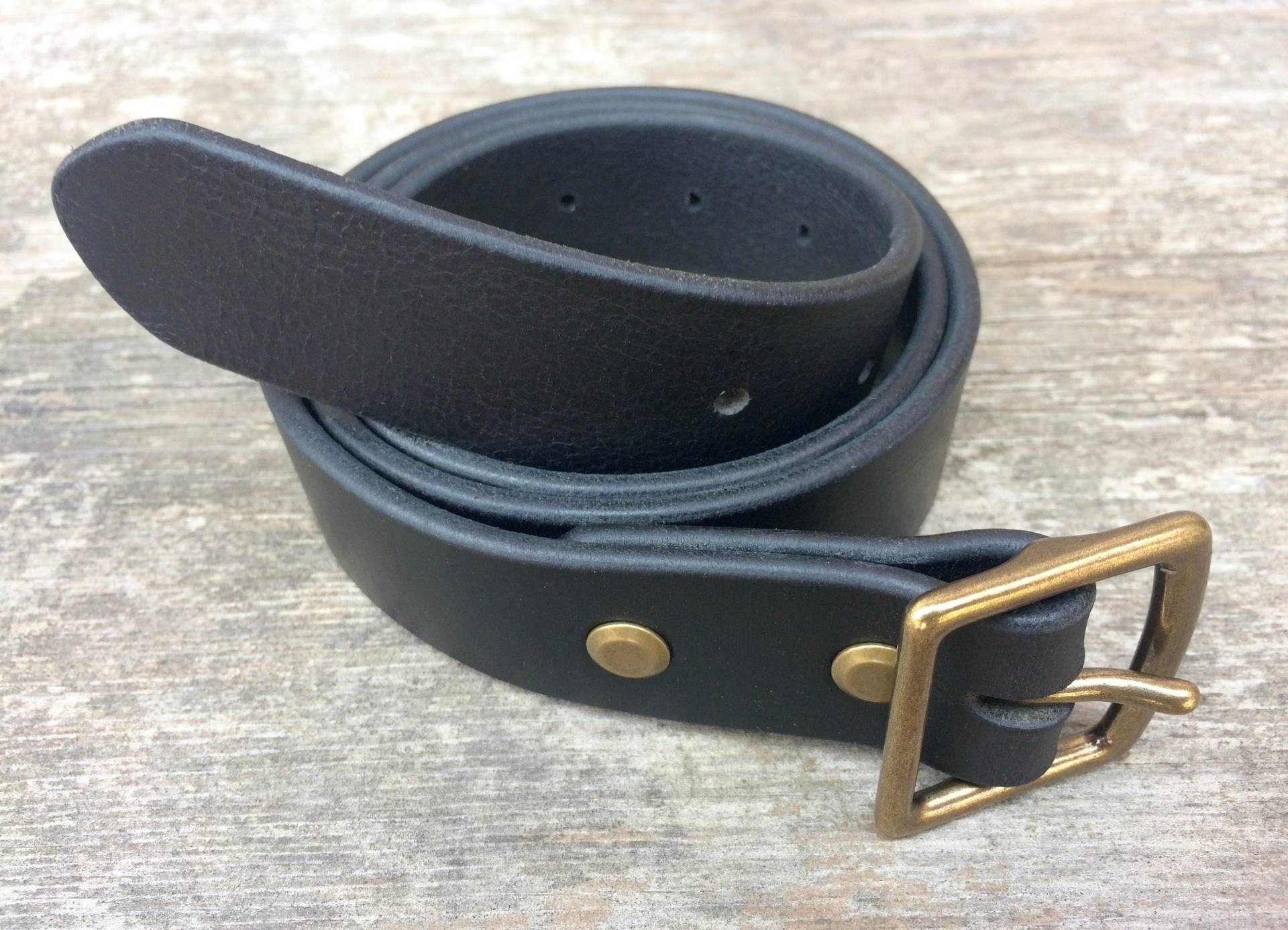 Schwarzer Ledergürtel Massive Messingschnalle, Monogramm Schwarzer Ledergürtel Massive Messingschnalle, Monogramm von WallingAndSons