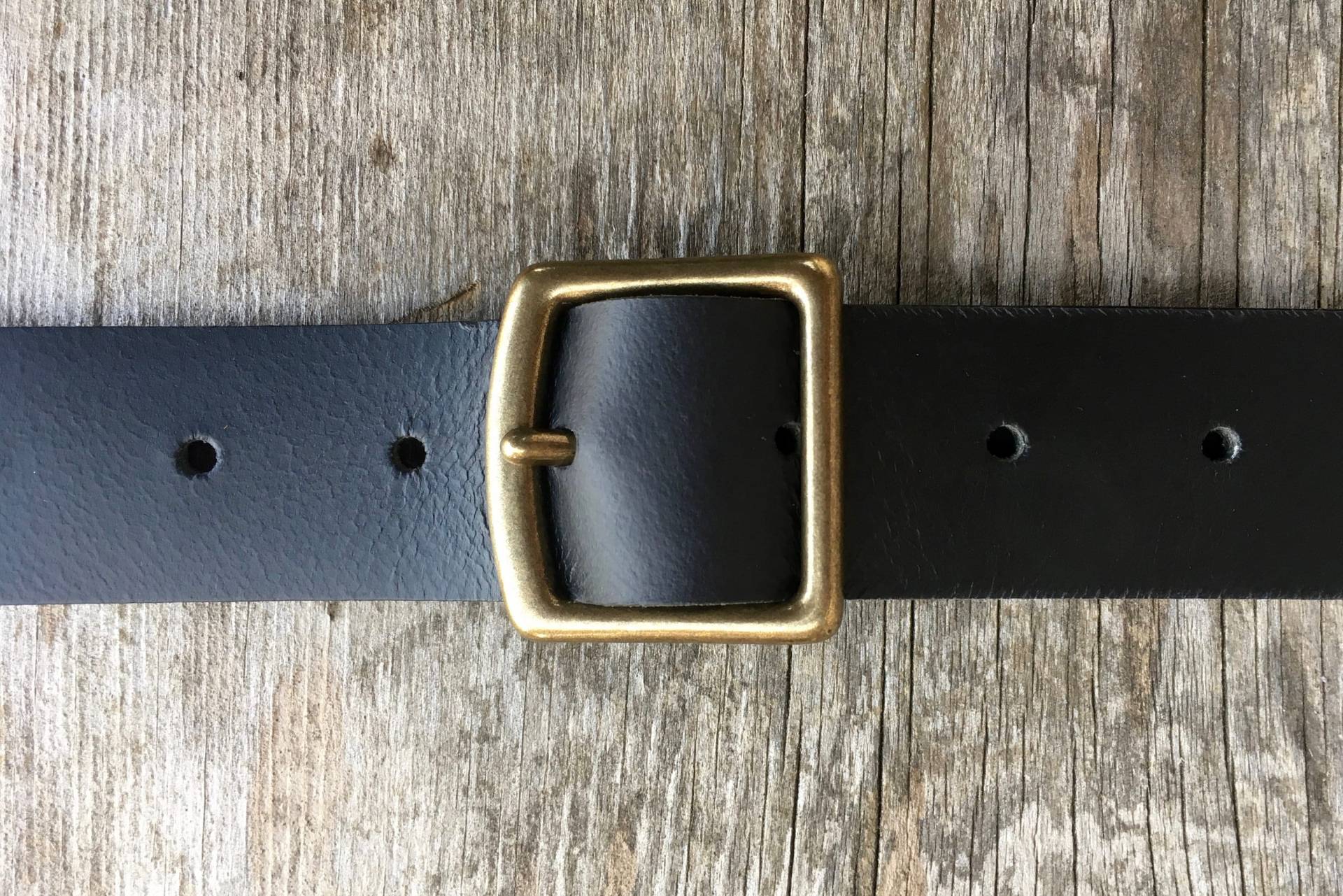 Schwarzer Ledergürtel Mit Massiver Messingschnalle, 3.25mm Schwarzer Ledergürtel Mit Massiver Messingschnalle, 3.25mm von WallingAndSons