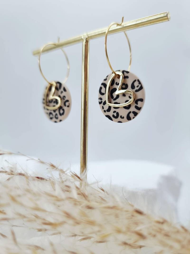 Creolen Mit Leo-Herz-Anhänger Creolen Mit Leo-Herz-Anhänger von WallisKunstwerkstatt