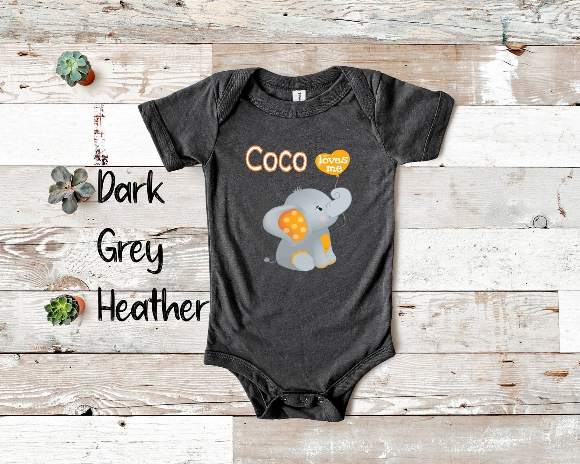 Coco Loves Me Süßer Oma Name Elefant Baby Body, Tshirt Oder Kleinkind Shirt Besonderes Großmutter Geschenk Schwangerschaft Ankündigung von WalltoWallMall