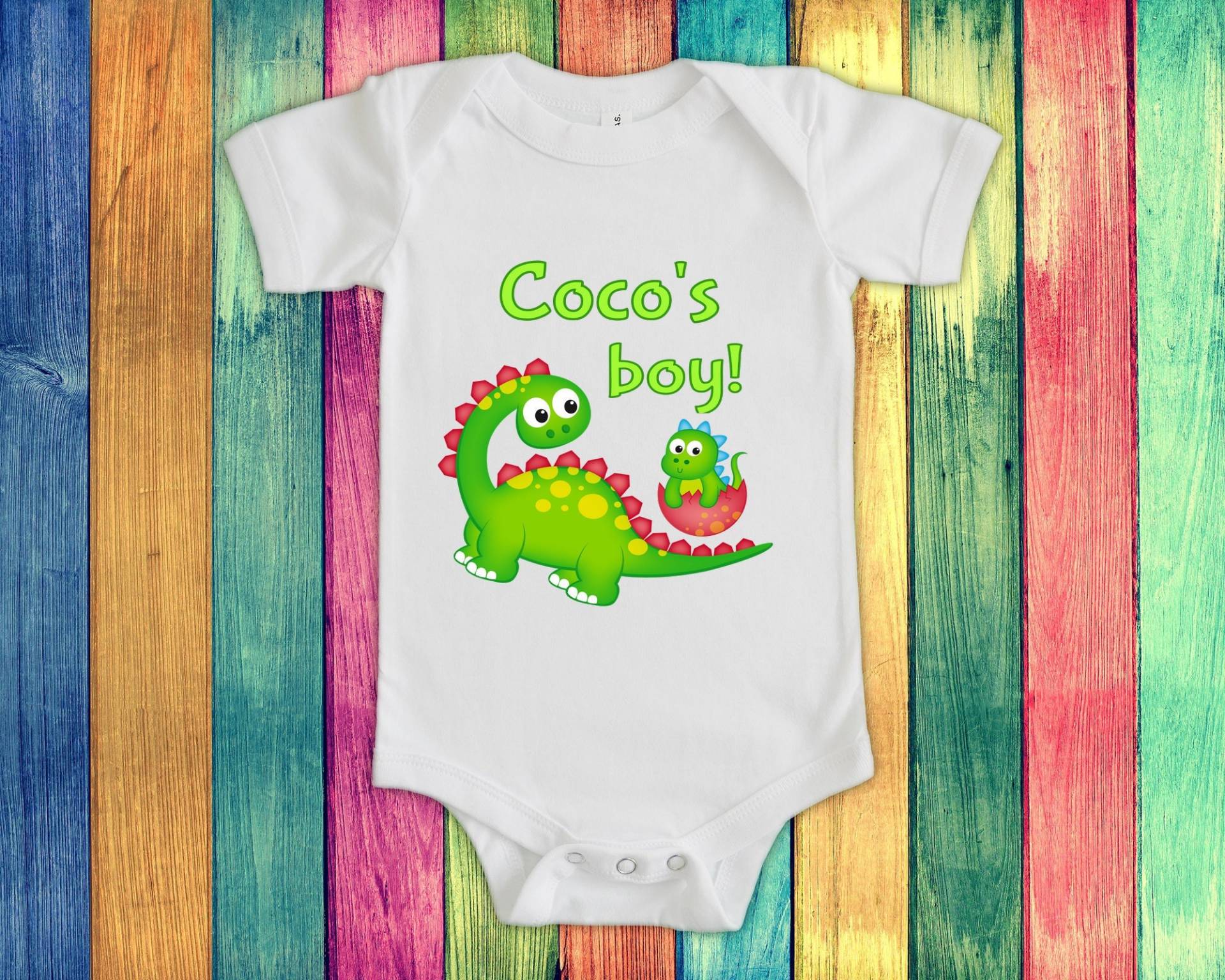 Cocos Boy Süßer Oma Name Dinosaurier Baby Body, Tshirt Oder Kleinkind Shirt Für Ein Besonderes Großmutter Geschenk Schwangerschaft Ankündigung Cocos Boy Süßer Oma Name Dinosaurier Baby Body, Tshirt Oder Kleinkind Shirt Für Ein Besonderes Großmutter Geschenk Schwangerschaft Ankündigung von WalltoWallMall
